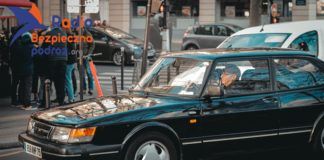Na zdjęciu starszy mężczyzna za kierownicą auta osobowego