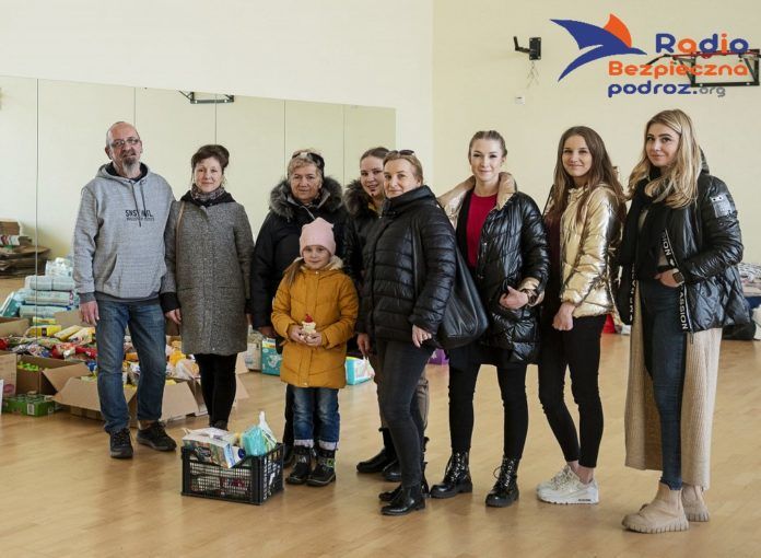 Na zdjęciu mieszkańcy Pomiechówka pomagający uchodźcom. Pomiechówek pomaga uchodźcom z Ukrainy