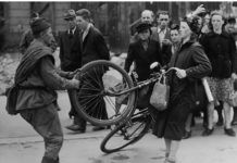 Rosyjski sołdat kradnie rower w berlinie 1945