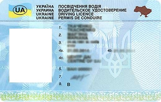 Ukraińskie prawo jazdy w Polsce. Na fotografii ukraińskie prawo jazdy, całość w kolorze błękitnym. W lewym górnym roguniebiesko-żółta flaga Ukrainy, a na niej literyUA. W prawym górnym rogu kształt Ukrainy w kolorze czerwonym. W lewej części dokumentu portret kierowcy, po prawej jego dane.