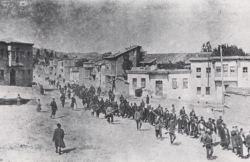 Ludobójstwo w Europie XX wiek Ormiańscy cywile eskortowani przez tureckich żołnierzy maszerujący do więzienia w dzisiejszym Elazığ 1915