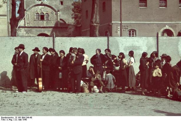 Ludobójstwo w Europie XX wiek Romowie i Sinti przed deportacją z Asperg 22 maja 1940