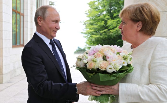 Angela Merkel i Vladimir Putin. Rosja zbroi się
