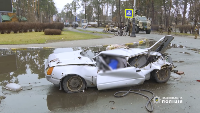 Samochód z martwym kierowcą, który został przejechany przez rosyjski czołg