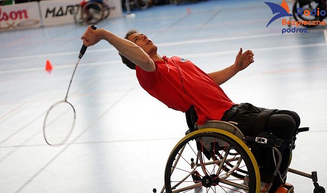 Na zdjęciu zawodnik w badmintonie. Dyscypliny Paraolimpijskie PARABADMINTON.