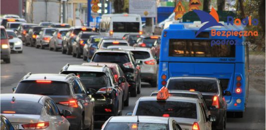 Na zdjęciu sznur aut jadących autostradą, na niektórych widać włączone kierunkowskazy. Kierunkowskaz - komunikacja między kierowcami