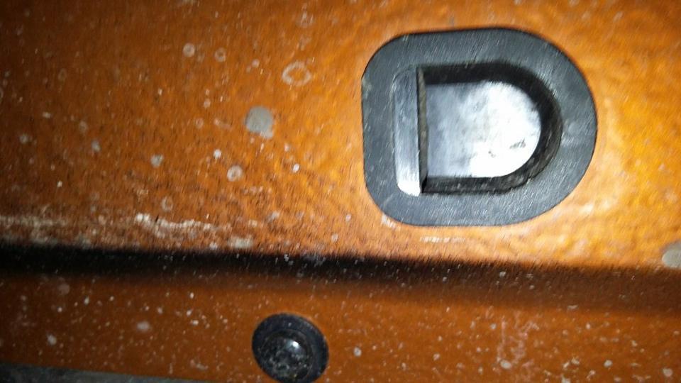 korki gumowe profili zamkniętych w drzwiach samochodu osobowego