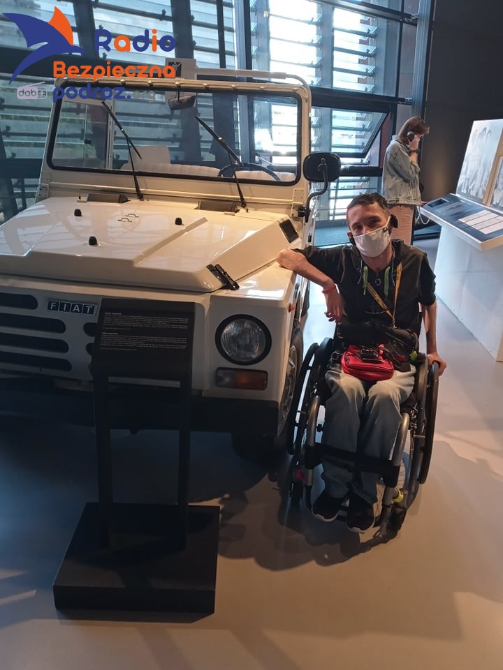 Na zdjęciu autor artykułu przy Replika Papamobile na wystawie w Europejskim Centrum Solidarności Gdańsk. Zabytki muzea dla niepełnosprawnych. 