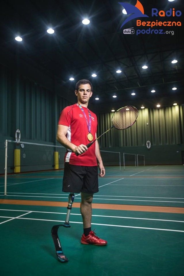 Na zdjęciu zawodnik w badmintonie. Dyscypliny Paraolimpijskie PARABADMINTON.
