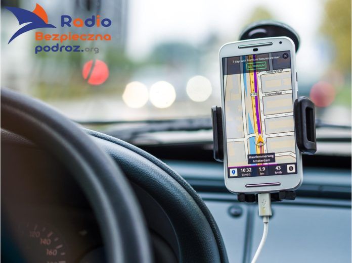 Na zdjęciu samochodowa nawigacja w telefonie komórkowym. Jak wybrać najlepszą trasę w nawigacji samochodowej?
