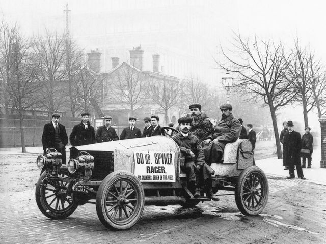 Jaki napęd Torsen czy Haldex. Na czarno-białej fotografii samochód z 1903 roku.