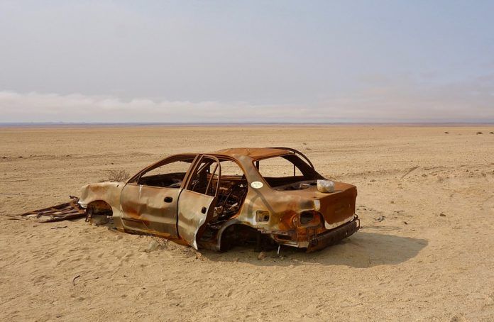 Wrak samochodu na pustyni