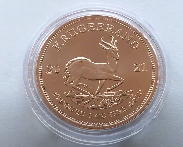 Lokata w złoto. W przezroczystym etui znajduje się złota południowoafrykańska moneta z wizerunkiem gazeli. Krugerrand waży jedną uncję.