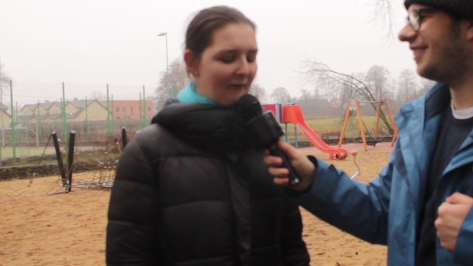Na zdjęciu dziennikarz przeprowadzający wywiad z młodą kobietą. Kadrowanie zdjęć.
