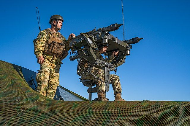 Norweski sprzęt wojskowy dla Ukrainy. Na fotografii dwaj żołnierze w ubiorach polowych obsługują wyrzytnię pocisków Mistral.