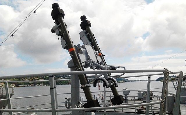 Norweski sprzęt wojskowy dla Ukrainy. Na pokładzie okrętu wojennego widoczna jest wyrzutnia rakiet Mistral. Dwie długie rury uniesione do góry.