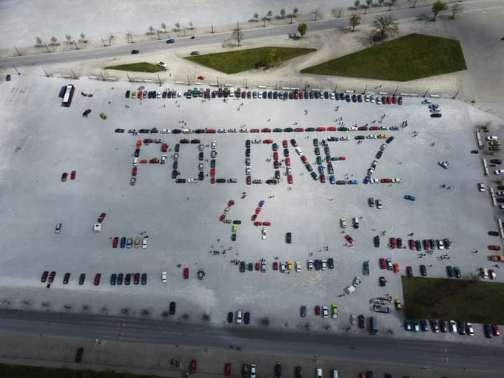 widok z drona napisu Polonez 44