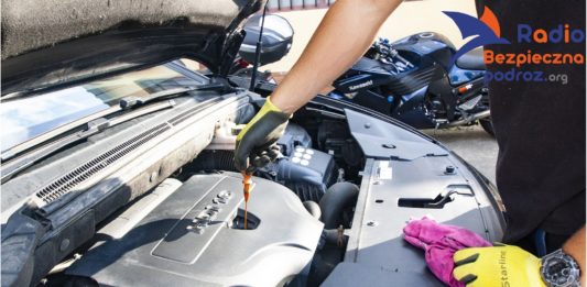 Na zdjęciu otwarta klapa samochodu i widoczny silnik samochodu. Badanie techniczne a stan techniczny auta.