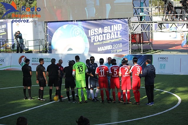 Na zdjęciu zawodnicy w sporcie Blind Football Dyscyplina Paraolimpijska. Piłka nożna przeznaczona dla graczy niewidomych lub niedowidzących.