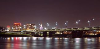 Most w Warszawie - zdjęcie wykonane nocą