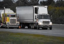 Międzynarodowy Dzień Kierowcy Zawodowego. Na fotografii widać jadące drogą wielopasmową dwa samochody ciężarowe, jeden z nich to cysterna.