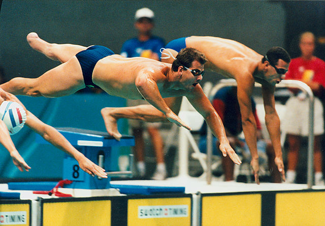 Na zdjęciu niepełnosprawni zawodnicy podczas zawodów pływackich na krytym basenie.