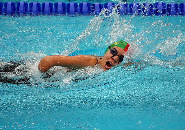 Na zdjęciu niepełnosprawny zawodnik podczas zawodów pływackich na basenie.