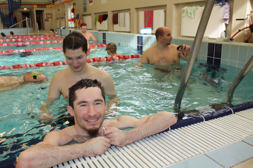 Na zdjęciu autor artykułu w basenie podczas rehabilitacji.