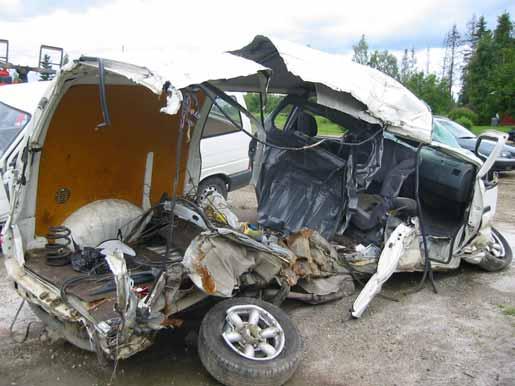 Samochód z martwym kierowcą, który został przejechany przez rosyjski czołg