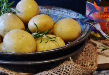 Na zdjęciu talerz z młodymi ziemniakami posypanymi koperkiem. Zdjęcie ilustracyjne do audycji pt. "Proste dania z ziemniaków"