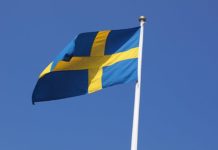 Na zdjęciu flaga Szwecji. Szwecja w NATO Sczyt w Sztokholmie