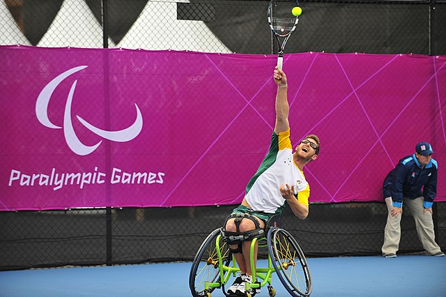 Na zdjęciu zawodnik na wózku podczas meczu na igrzyskach paraolimpijskich.