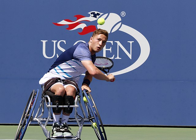 Na zdjęciu zawodnik na wózku inwalidzkim w zawodach US OPEN. Tenis ziemny na wózkach.
