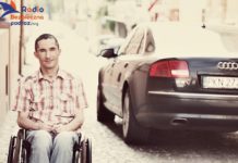 Na zdjęciu autor artykułu przy samochodzie osobowym do artykułu.Transfer osoby niepełnosprawnej do auta.
