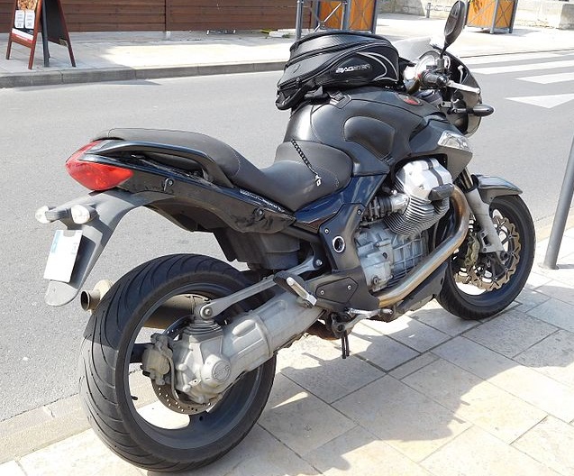 Wał Kardana co to jest. Na ilustracji Włoski motocykl Moto Guzzi 1200. Zamiast łańcucha posiada zabudowany wałek Kardana.