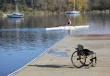 Na zdjęciu wózek inwalidzki na pomoście i wioślarz niepełnosprawny.