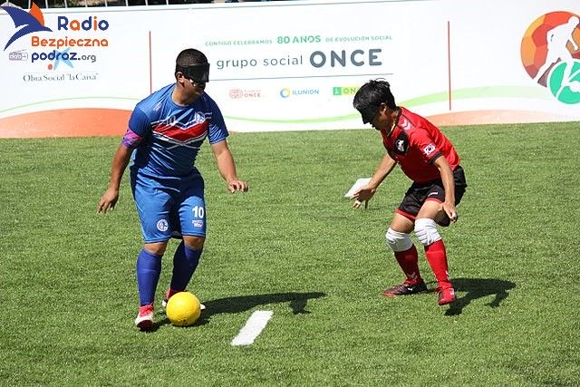 Na zdjęciu grający zawodnicy w Blind Football Dyscyplina Paraolimpijska. Piłka nożna przeznaczona dla graczy niewidomych lub niedowidzących.