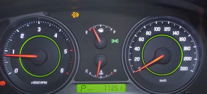 Filtr DPF - co to jest. Na ilustracji poglądowo przedstawiona zegary samochodowe, prędkościomierz, obrotomierz, wskaźniki paliwa i temperatury. W górnej części widoczna kontrolka alarmująca o zapchanym filtrze DPF.