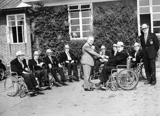 Na zdjęciu profesor Ludwig Guttmann z zawodnikami łucznictwa igrzysk paraolimpijskich. Łucznictwo osób z niepełnosprawnością.