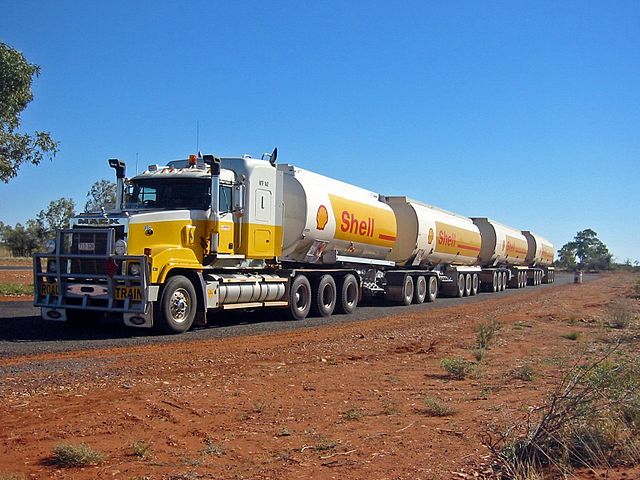 Międzynarodowy Dzień Kierowcy Zawodowego. Po australijskim bezdrożu jedzie samotny pociąg drogowy, składający się z czterech cystern w barwach shell.