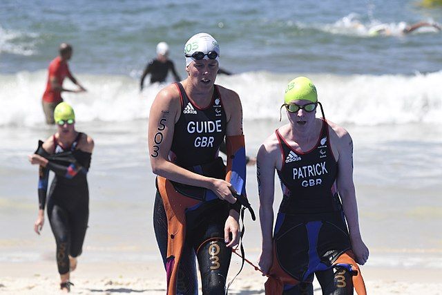 Na zdjęciu zawodniczki Hazel Smith (przewodnik) i Alison Patrick w Rio 2016. Paratriathlon dla osób niepełnosprawnych.
