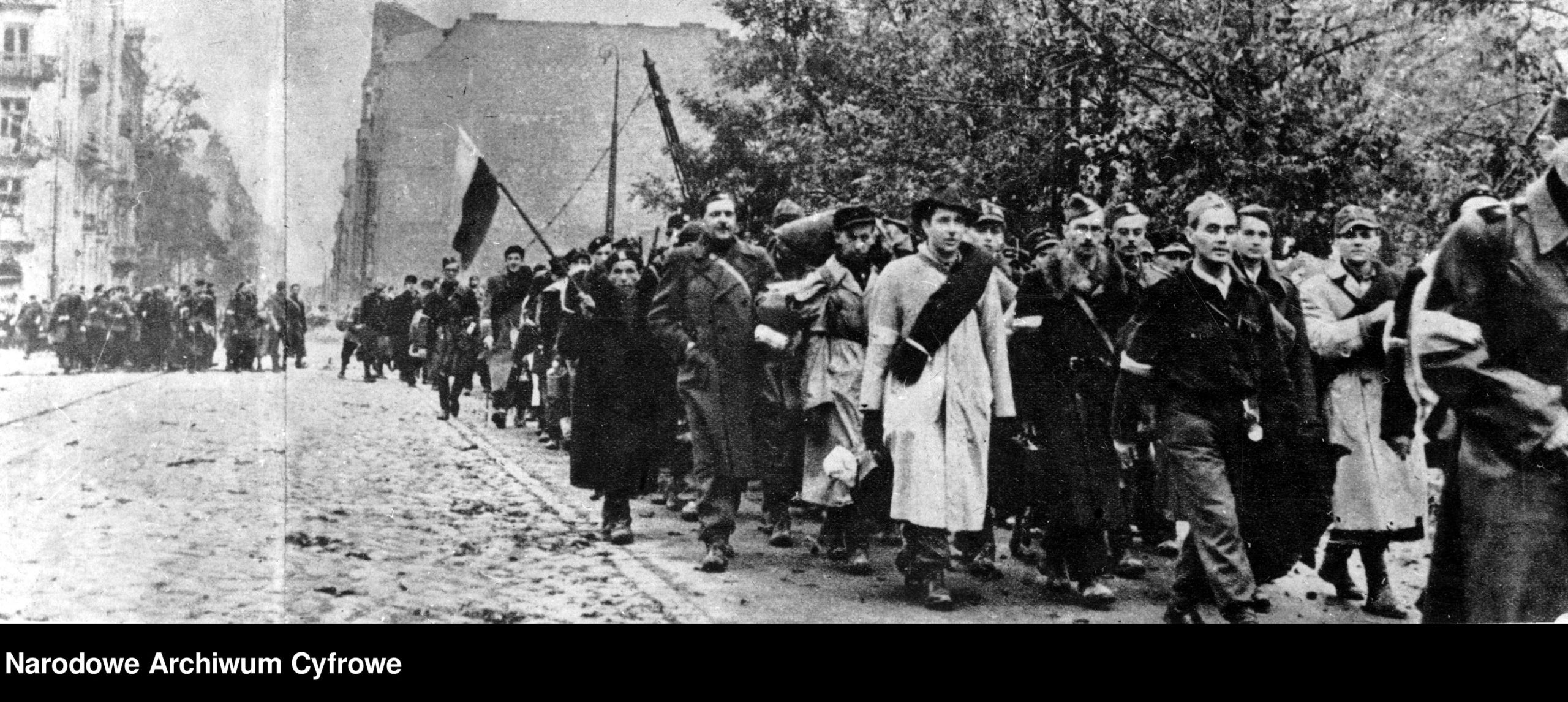 Powstanie-Warszawskie - wyjście powstańców z Warszawy po kapitulacji