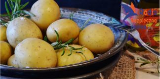 Na zdjęciu talerz z młodymi ziemniakami posypanymi koperkiem. Zdjęcie ilustracyjne do audycji pt. "Proste dania z ziemniaków"
