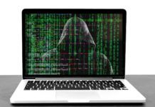 Na zdjęciu sylwetka hakera komputerowego. Rosyjscy hakerzy wypowiedzieli wojnę Polsce