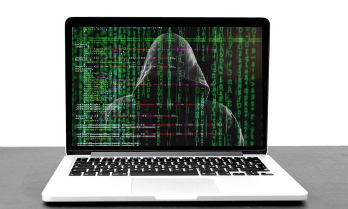 Na zdjęciu sylwetka hakera komputerowego. Rosyjscy hakerzy wypowiedzieli wojnę Polsce