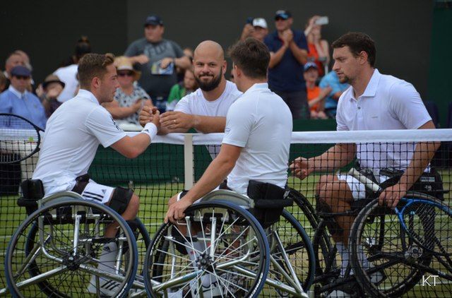 Na zdjęciu zawodnicy na wózkach inwalidzkich w meczu pomiędzy drużynami Nowa Zelandia vs Holandia. Tenis ziemny na wózkach.
