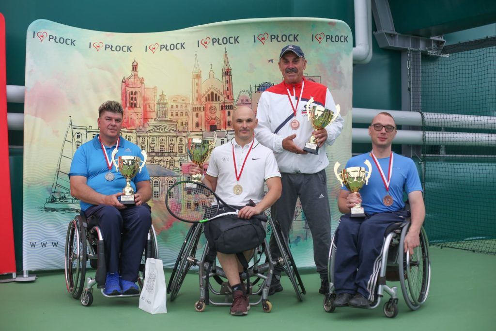 Na zdjęciu niepełnosprawni Drużynowe Mistrzostwie Polski w Tenisie na Wózkach. Tenis ziemny na wózkach.