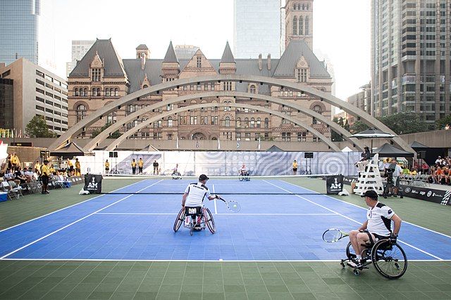 Na zdjęciu zawodnicy na wózkach inwalidzkich w meczu pomiędzy drużynami Nowa Zelandia vs Holandia. Tenis ziemny na wózkach.
