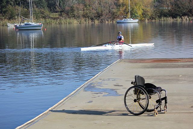Na zdjęciu wózek inwalidzki na pomoście i wioślarz niepełnosprawny.