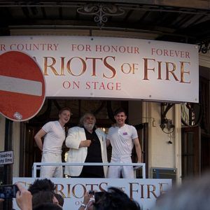 Zmarl-Vangelis-legendarny-grecki-kompozytor-Jack_Lowden_Vangelis_and_James_McArdle_watch_the_Olympic_Torch_Relay_from_the_Gielgud_Theatre_26_July_2012